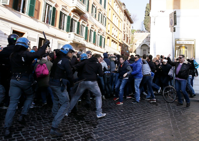 Illustration for article titled Dutch Soccer Hooligans Running Wild, Clashing With Riot Police In Rome